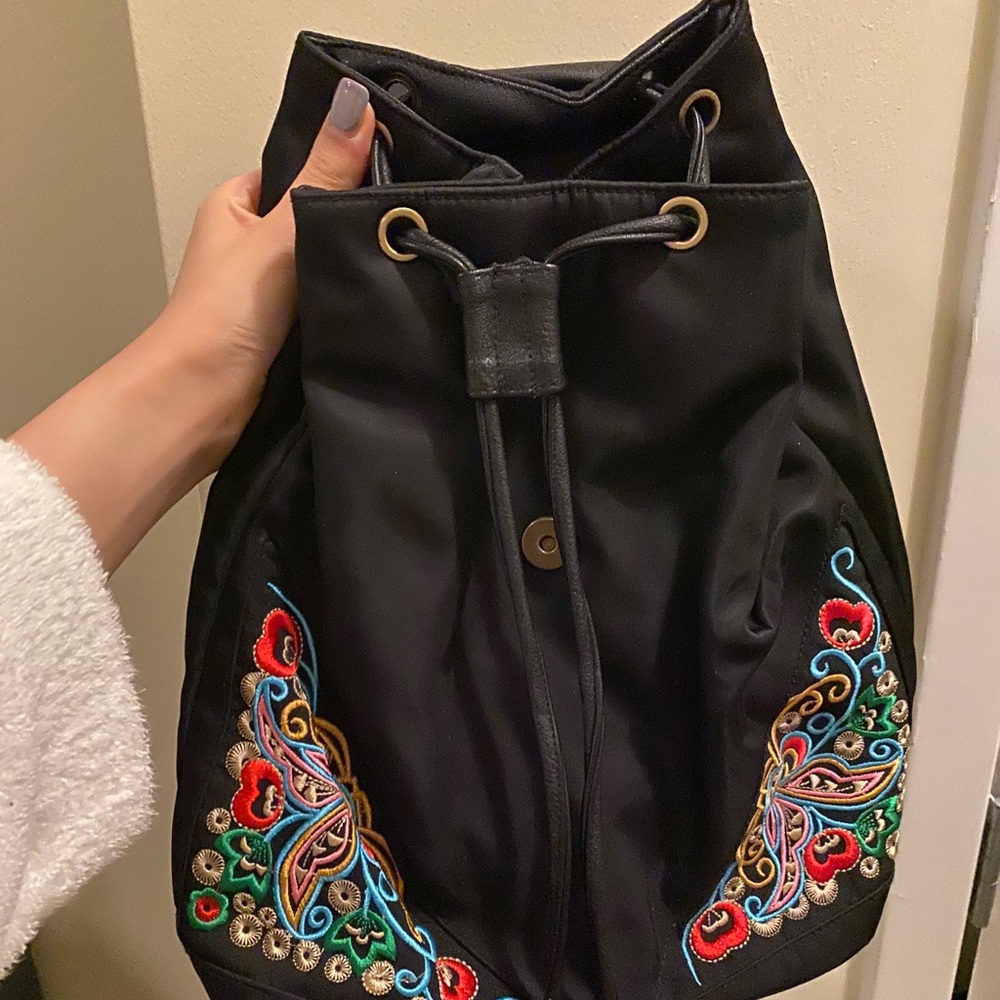 Embroidered drawstring backpack - Picture 2 of 3